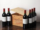 plusieurs bouteilles de vin sont alignées sur une table en bois