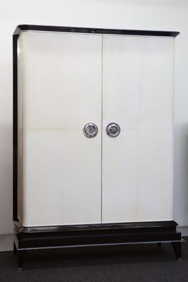 une photo d'un meuble blanc dans un salon