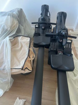 une paire de skis posée par terre