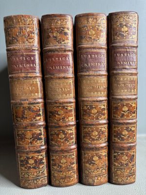 un lot de cinq vieux livres posés sur une table