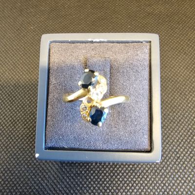 une photo d'une bague en diamant dans un écrin posé sur une table