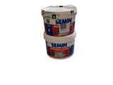 trois seaux de peinture blanche « Semin » empilés les uns sur les autres