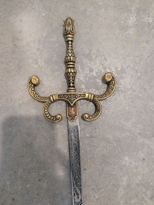 une épée posée par terre