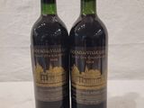 deux bouteilles de vin posées l'une à côté de l'autre sur une table