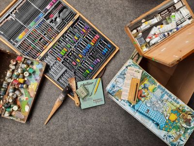 une multitude de fournitures artistiques de toutes sortes dans une boîte