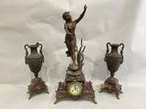 une statue représentant une femme tenant une horloge à côté de trois vases