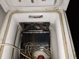 un réfrigérateur blanc avec un panier en métal à l'intérieur