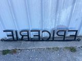 une photo d'une enseigne indiquant « épicerie » sur la façade d'un immeuble