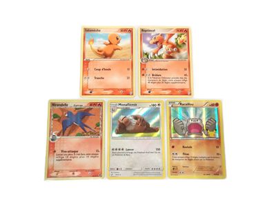 quatre cartes Pokémon sont empilées les unes sur les autres