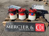trois conteneurs rouges et blancs posés sur une palette en bois