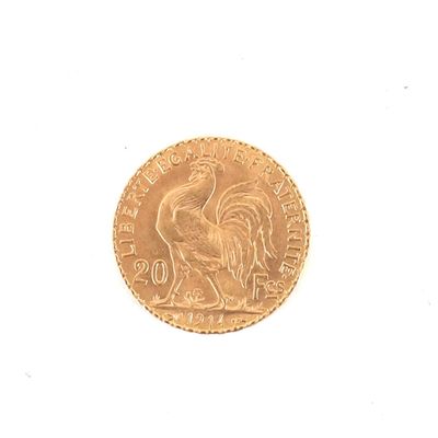 une pièce d'or représentant un coq sur un fond blanc