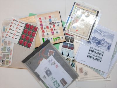 de nombreux types de timbres et d'enveloppes disposés sur une table