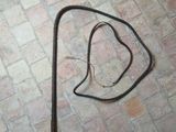 un serpent posé sur le sol à côté d'une paire de lunettes
