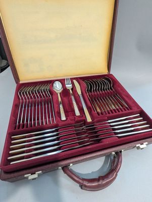 un coffret contenant un service d'argenterie