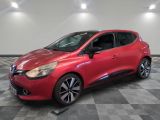 une voiture rouge garée dans un garage au sol en damier