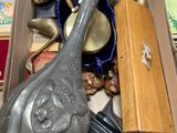 une boîte en carton remplie d'objets divers, comme des cuillères, des cuillères et d'autres objets