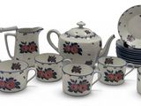 beaucoup de tasses et de soucoupes posées sur la table