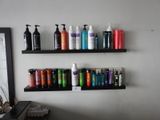 de nombreux types de produits capillaires exposés dans les rayons