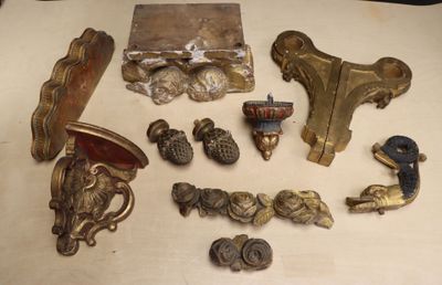 de nombreux objets anciens en laiton posés sur une table