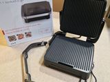 une image représentant un barbecue avec une boîte de nourriture en arrière-plan