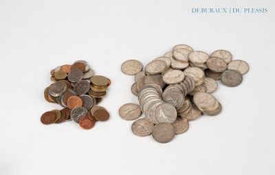 deux tas de pièces posés l'un à côté de l'autre sur une surface blanche