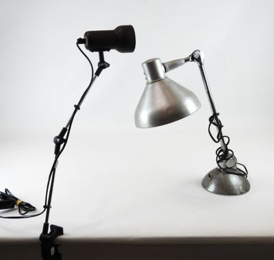 une lampe posée sur une table à côté d'un micro