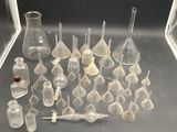 un grand nombre d'objets en verre posés sur une table