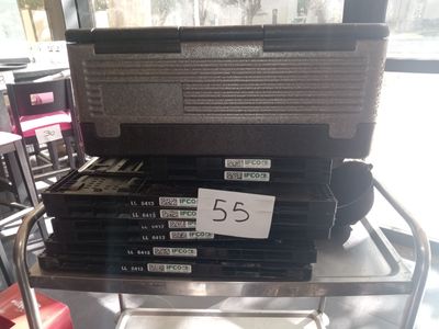 une pile de CD posée sur un chariot dans un magasin