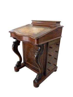 une photo d'un bureau en bois avec un plateau en marbre