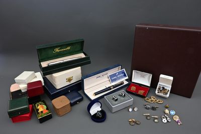 Lot comprenant boutons de manchettes, pins, bague en argent … - Photo 1