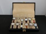 de nombreuses montres dans un coffret noir posées sur une table