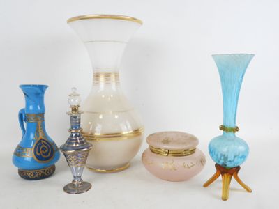 un grand nombre de vases posés sur une table