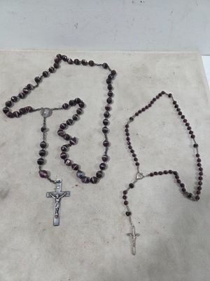 Réunion de 2 chapelets composées de billes de verres violett…