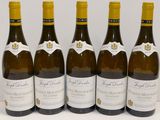 six bouteilles de vin sont alignées sur une table