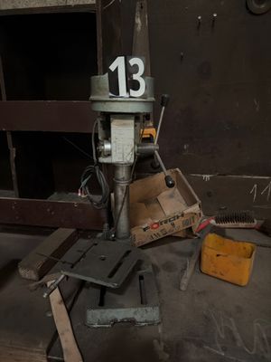 une machine placée au milieu d'une pièce