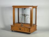 une vitrine en bois contenant une horloge