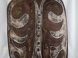 une image représentant une assiette marron et blanche sur fond blanc