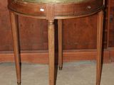 une petite table sur laquelle se trouve un miroir
