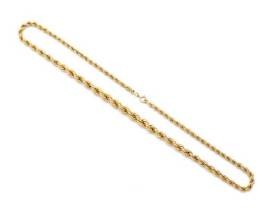 un collier en or avec des maillons en forme de corde sur fond blanc