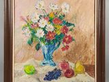 une peinture à l'huile représentant un vase de fleurs et de fruits sur une table