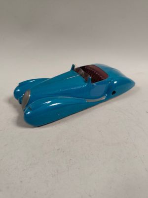 une voiture jouet posée sur une table