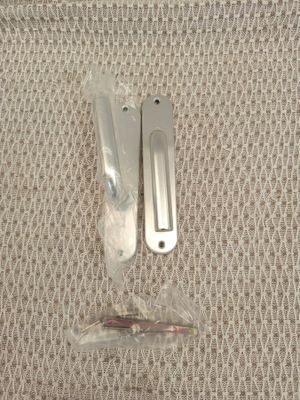 deux morceaux de métal posés sur un tissu