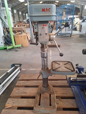 une machine posée sur une palette dans un entrepôt