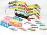beaucoup de cartes et une petite voiture sur la table