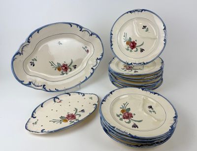plusieurs assiettes et bols posés sur une table