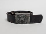 la ceinture est noire et comporte une boucle métallique ornée d'un emblème