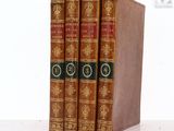 trois livres sont empilés sur une table
