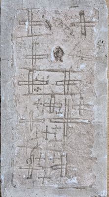 une image représentant une pierre sur laquelle figure un dessin