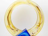 un anneau bleu et jaune orné d'un triangle