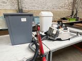 de nombreux outils posés sur une table dans un entrepôt